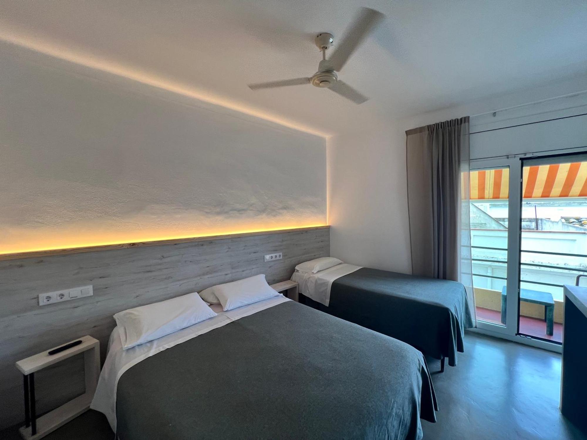 Hostal Rom Familiar Roses Zewnętrze zdjęcie